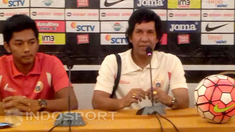 Pelatih persija Jakarta, Muhammad Zein Alhadad (kanan) dalam konferensi pers. - INDOSPORT